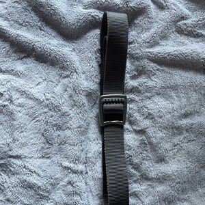 NWOT VINEYARD VINES MENS SOLID ON-THE-GO PERFORMANCE BELT SIZE MEDIUM.